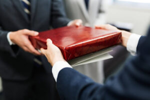 接待の手土産はどちらが持参する？手土産のマナーとポイントを解説